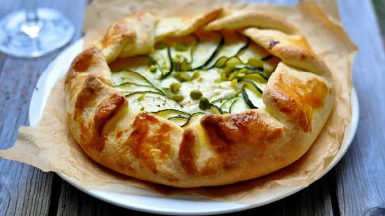 Pečená pizza s cuketou na bílém talíři