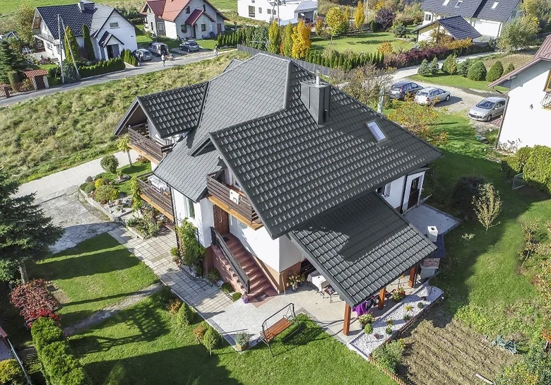 Sedlová střecha na domě z výšky
