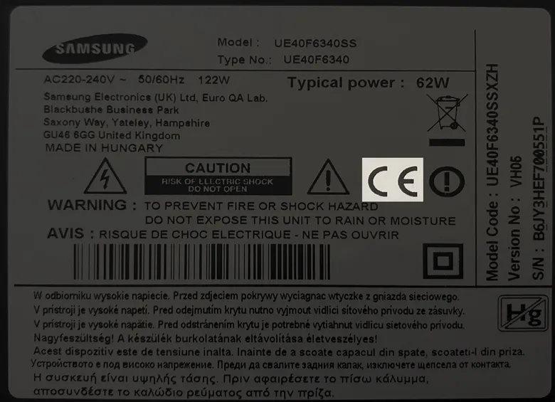 Štítek s logem CE na televizoru Samsung.