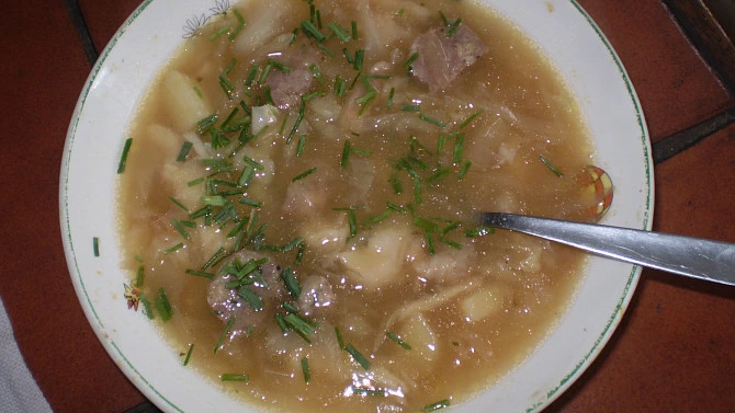 Kozí brada polévka v miskě s cibulí a zeleninou
