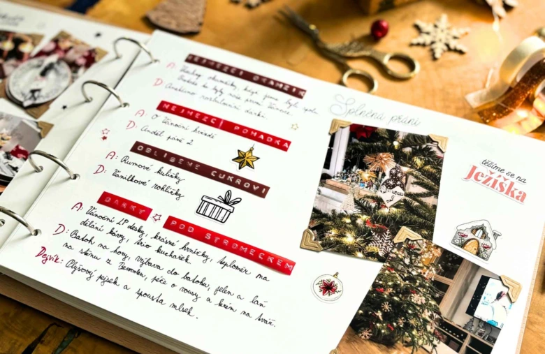 Adventní plánovací zápisník s vánočními fotografiemi a rukopisnými poznámkami