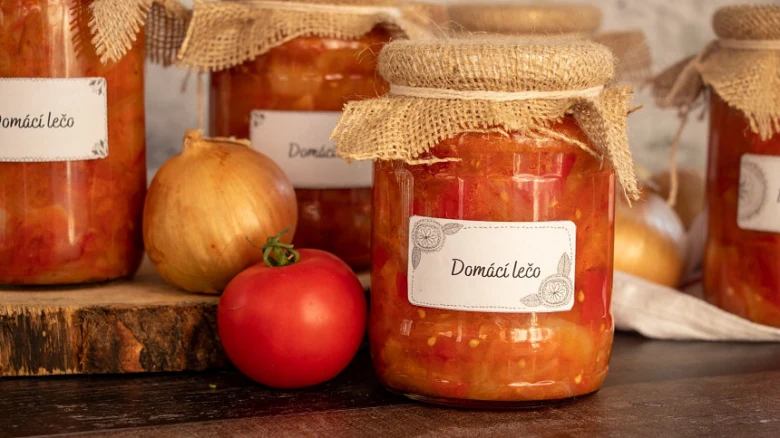 Domácí lečo v sklenicích s čerstvými ingrediencemi