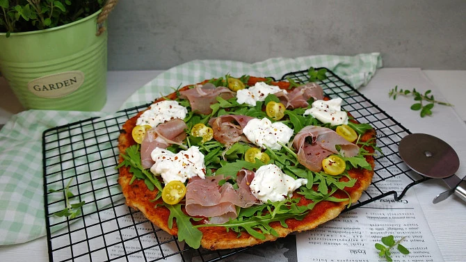 Pizzová podložka s tvarohem, rukolou a šunkou