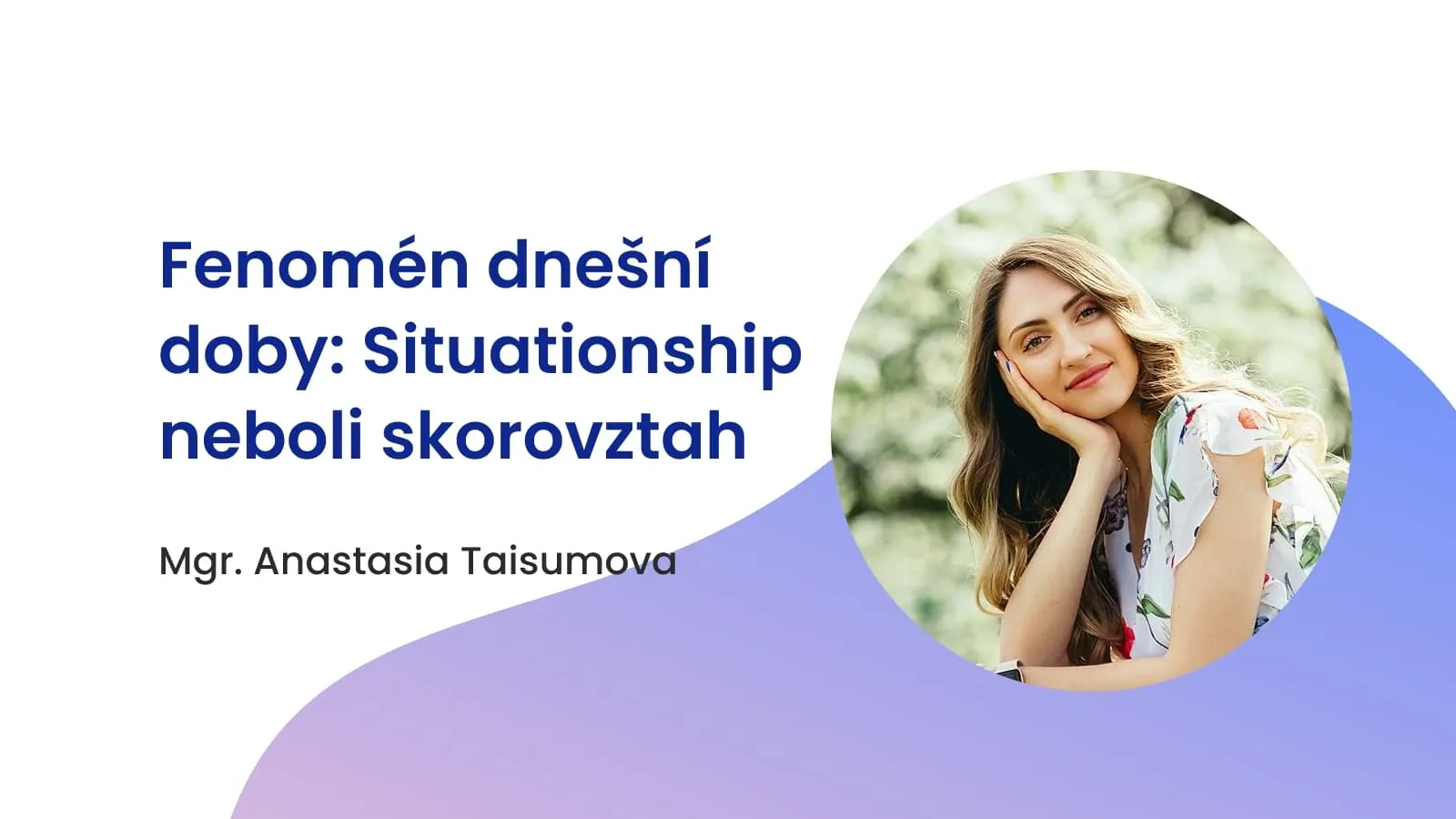 Žena s úsměvem před zeleným pozadím, ilustrace k tématu situationship