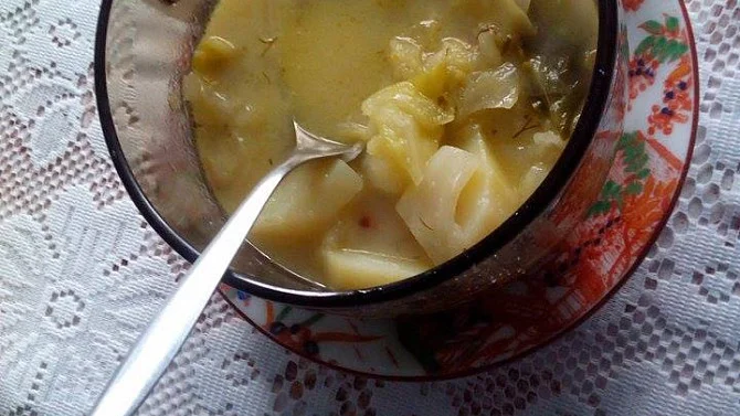 Kozí brada polévka v miskě s lžící