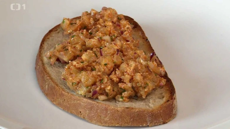 Tvarůžkový tatarák na kousku chleba