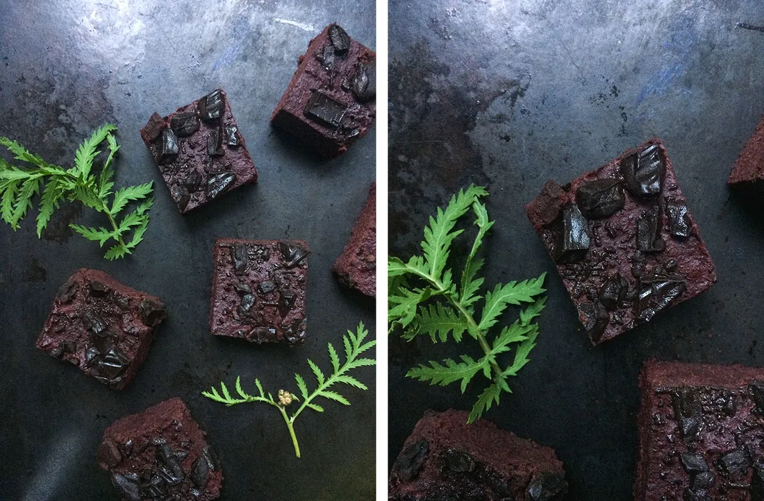 Hnědé brownie z červené řepy s kousky čokolády a bylinkami