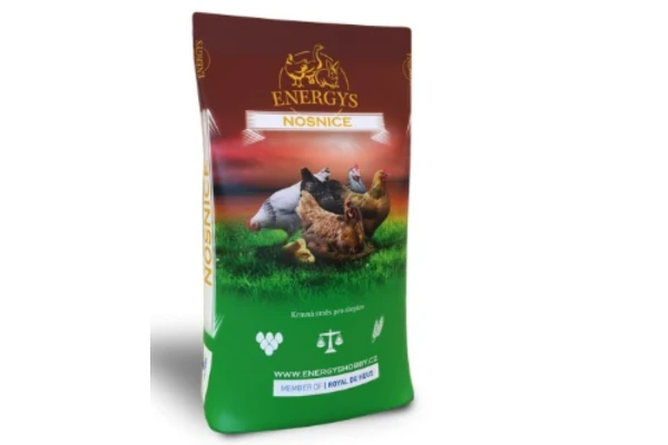 Balení krmiva pro slepice značky Energys s obrázkem kuřat na trávě
