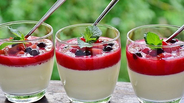 Panna cotta ve skleničkách s ovocnou polevou a mátovým listem