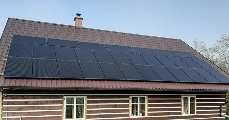 Fotovoltaické panely na střeše rodinného domu.