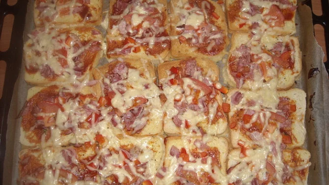 Pizzy z toustového chleba s šunkou a sýrem
