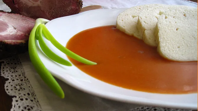 Rajská omáčka s chlebem a zeleninou na talíři