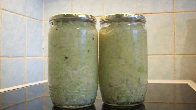 Dvě sklenice s kysaným zelím po fermentaci