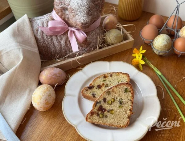 Krájený easter koláč s vajíčky na talíři