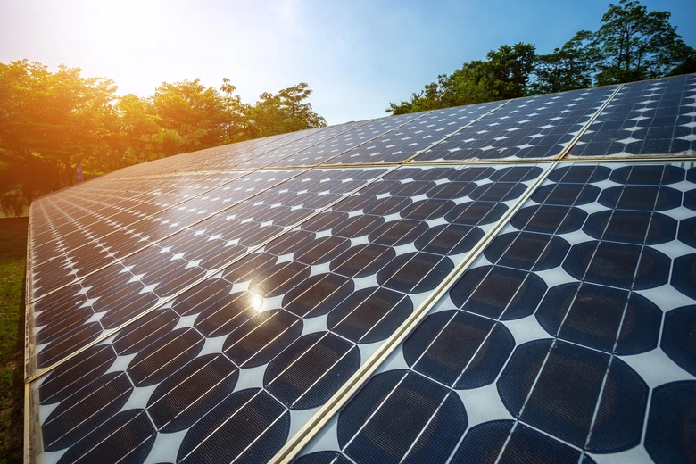 Fotovoltaické panely na střeše za slunečního svitu