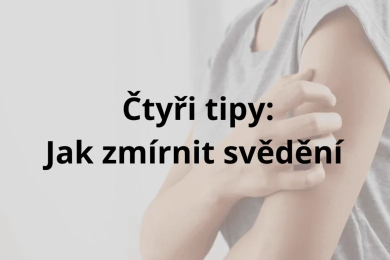 Osoba si škrábe paži kvůli svědění kůže