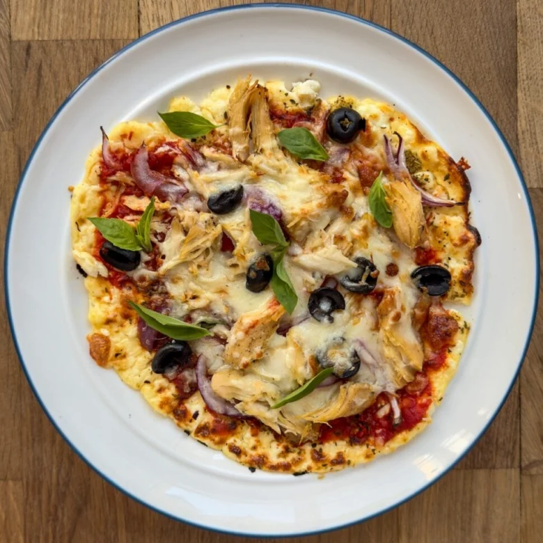 Pizzová těstovina s kuřecím masem, černými olivami a bazalkou