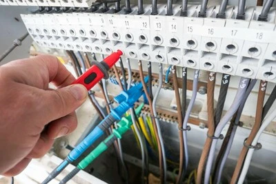 Revize elektroinstalace: kontrola spojení multimetrem v rozvaděči