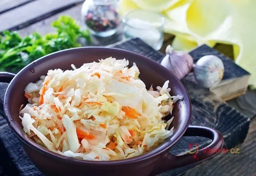 Připravený salát coleslaw v mise s čerstvými ingrediencemi.
