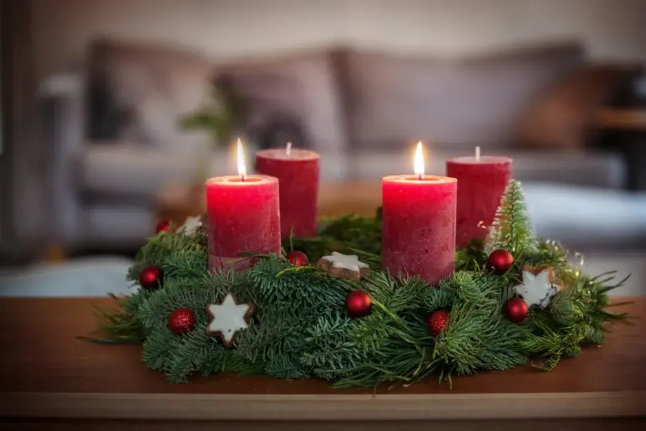 Adventní věnec s dvěma rozsvícenými svíčkami
