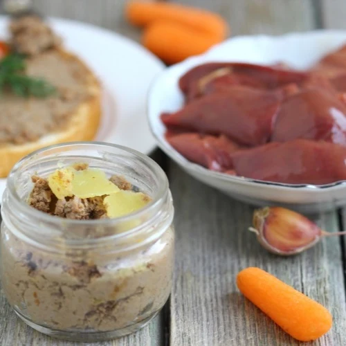 Domácí játrová paštika ve sklenici s čerstvými ingrediencemi