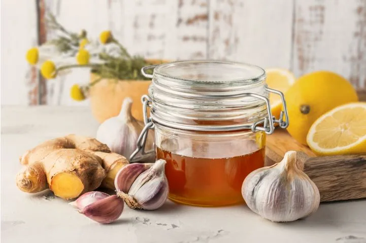 Medicinal honey, ginger a česnek pro kašel