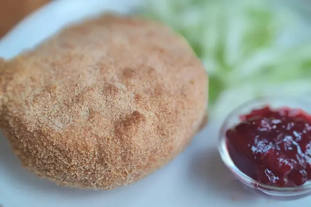 Hermelín v horkovzdušné fritéze s třešňovou omáčkou