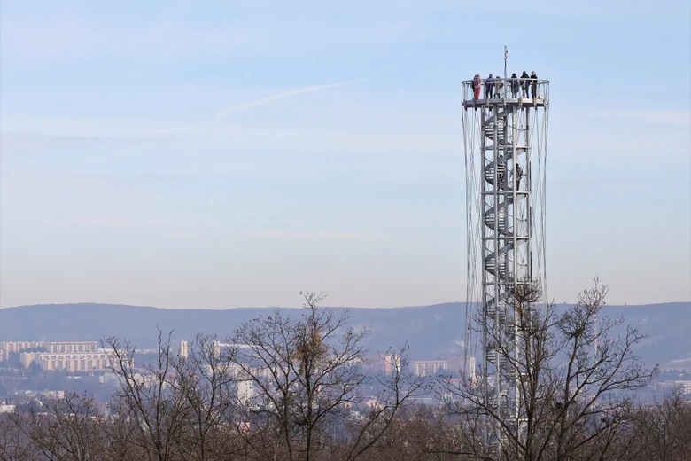 Rozhledna Holetná s návštěvníky na vrcholu