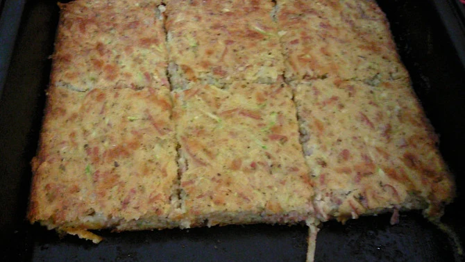 Cuketový bramborák na plechu, nakrájený do čtverců