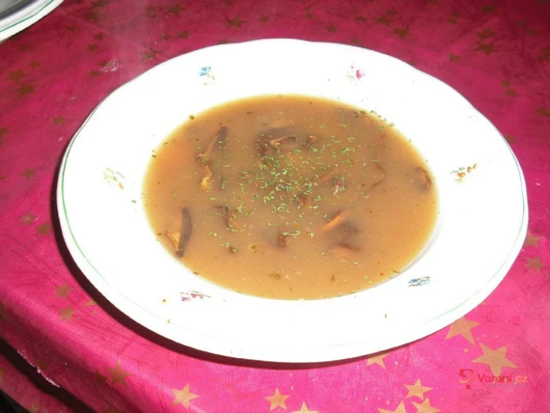Houbová polévka ze sušených hub v bílém talíři