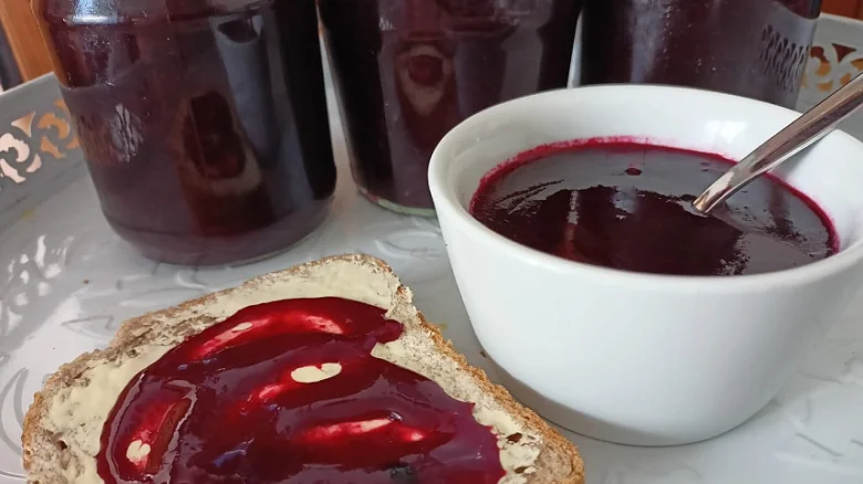 Aronie marmeláda na chlebíčku a v misce s lahvičkami