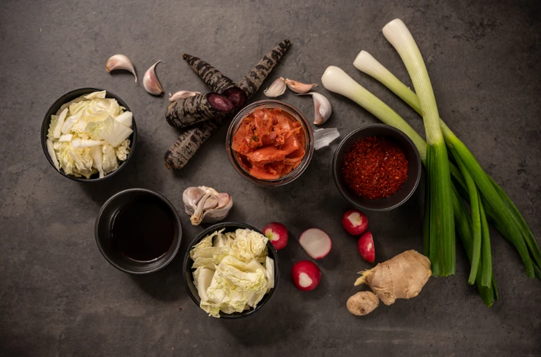 Suroviny pro korejské fermentované zelí: kapusta, cibulka, česnek.