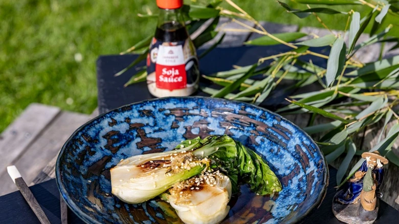 Připravený pokrm z pak choi s sezamem a sojovou omáčkou