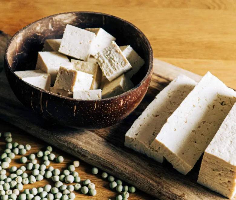 Tofu v kokosové mísce s kousky a sojovými boby