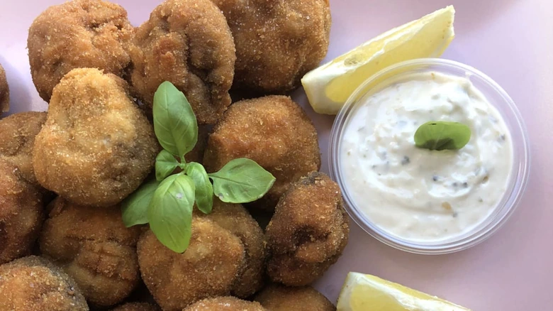 Smažené žampiony s dipem a citronovými kousky
