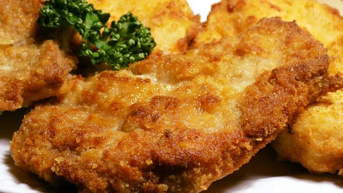 Zlatě zpečené kuřecí řízky s petrželí