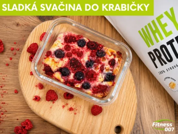 Zdravý dezert s ovocem a bílkovinami v krabičce