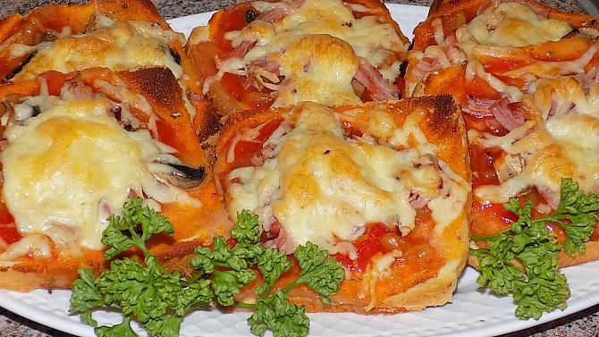 Pizza z toustového chleba s sýrem a šunkou
