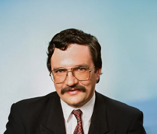 Portrét československého politika Josefa Luxe v obleku.