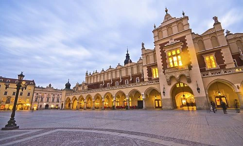Hlavní náměstí v Krakově s Rychtou při soumraku