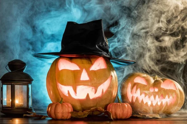 Vykrajované dýně na Halloween s čarodějnickou kloboukem