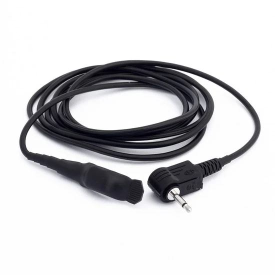 Černý kabel elektronického obojku s konektorem.