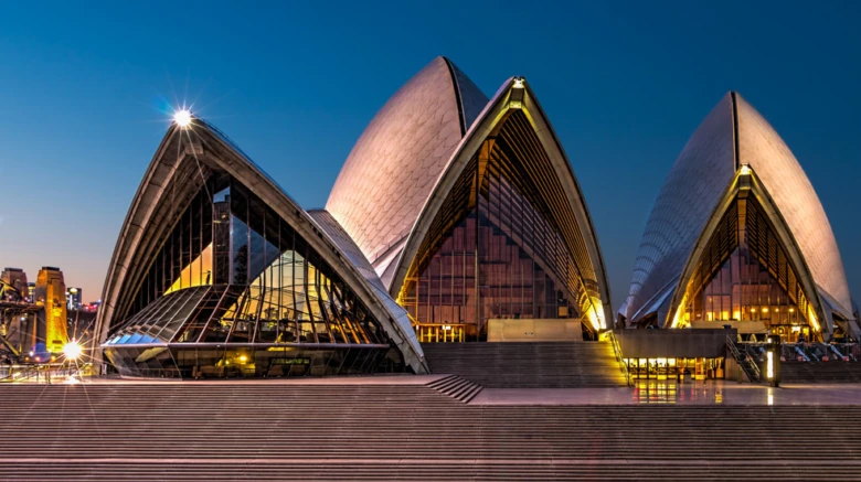Sydney Opera House večerní pohled s osvětlenými plachtami