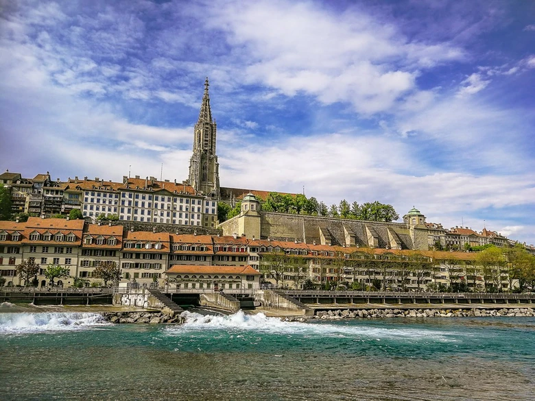Bern, hlavní město Švýcarska – historické centrum na řece Áar