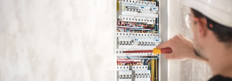 Elektrikář provádí revizi elektroinstalace v rozvaděči