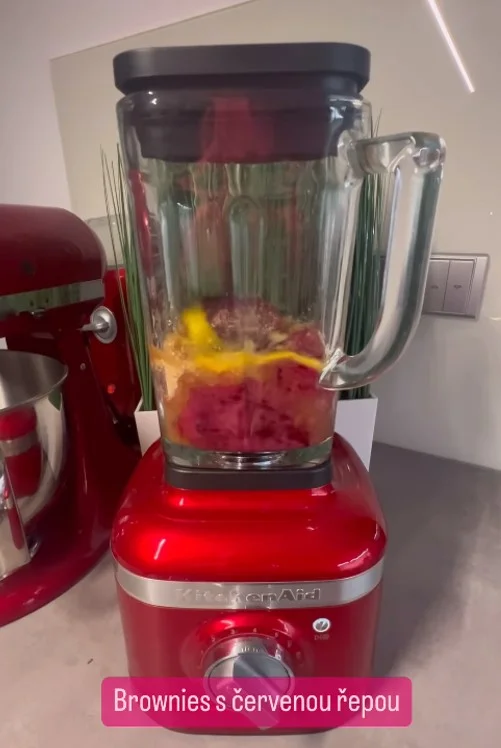 Blender s ingrediencemi pro brownies z červené řepy