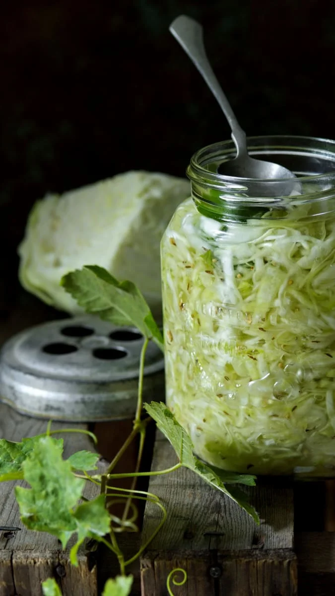 Zelí v sklenici po fermentaci s lžící