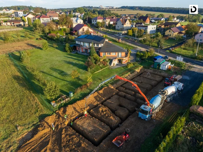 Stavba bez povolení: výkop pro novou budovu v obci