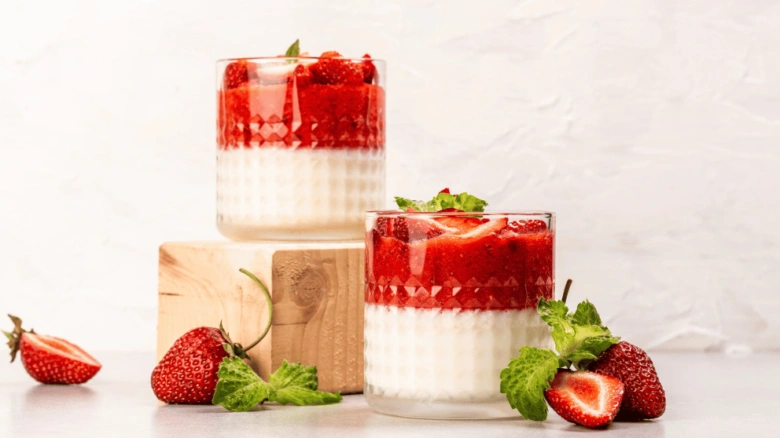 Panna cotta do skleničky s jahodami a mátou