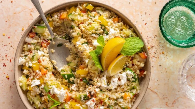 Bulgur se zeleninou, sýrem a citronem v miskě